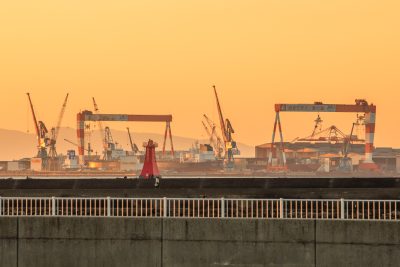 無料壁紙 朝焼けの空に染まる津日本鋼管。PCとデスクトップ壁紙に最適な4K高画質の無料壁紙。三重県津市の津エアポートラインで撮影したフリー写真素材