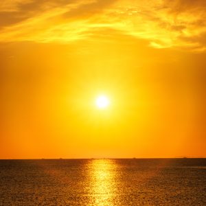 運気が上がる待ち受け 黄金に輝く日の出。AndroidとiPhoneに対応した4K高画質の無料スマホ壁紙。三重県津市の津エアポートラインで撮影したフリー写真素材