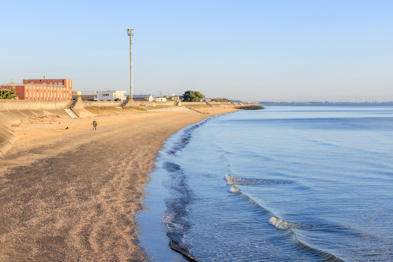 無料壁紙 第一駐車場から見下ろす津の海。PCとデスクトップ壁紙に最適な4K高画質の無料壁紙。三重県津市の津エアポートラインで撮影したフリー写真素材