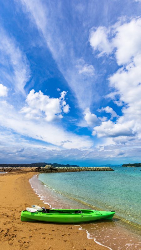 無料スマホ壁紙「間崎島の浜とシーカヤック」