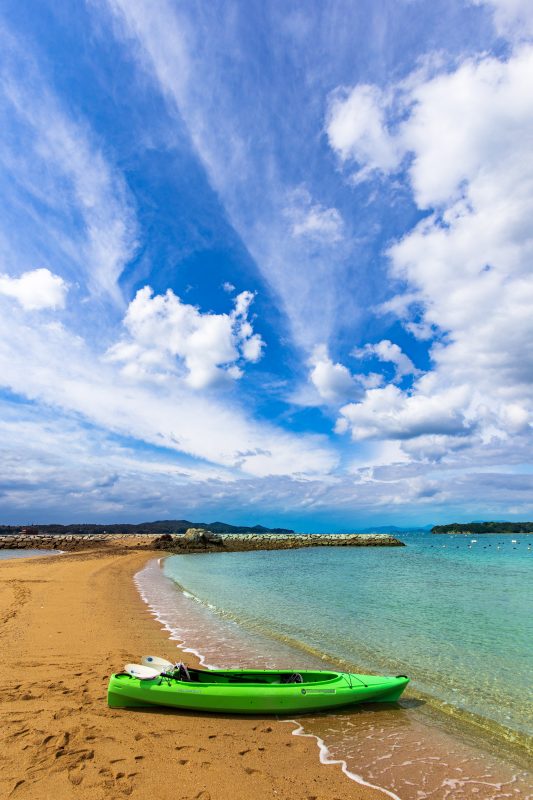 間崎島の写真「間崎島の浜とシーカヤック」