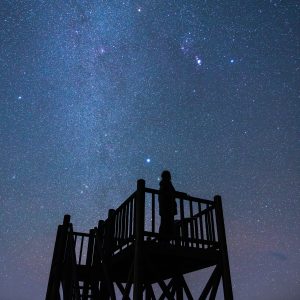 無料スマホ壁紙 冬の天の川を展望デッキから眺める人。AndroidとiPhoneに対応した4K高画質の無料待ち受け画像。三重県南伊勢町の鵜倉園地で撮影したフリー写真素材