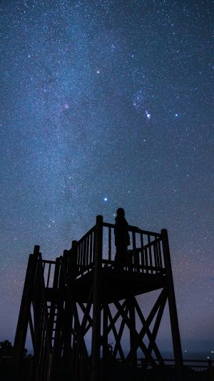 無料スマホ壁紙 冬の天の川を展望デッキから眺める人。AndroidとiPhoneに対応した4K高画質の無料待ち受け画像。三重県南伊勢町の鵜倉園地で撮影したフリー写真素材