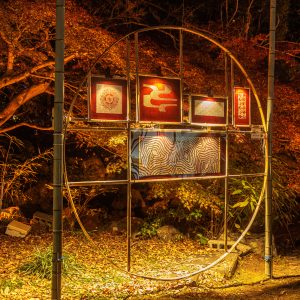 無料壁紙 伊勢型紙と紅葉ライトアップ。PCとデスクトップ壁紙に最適な4K高画質の無料壁紙。三重県津市のそうぶんの月灯りで撮影したフリー写真素材