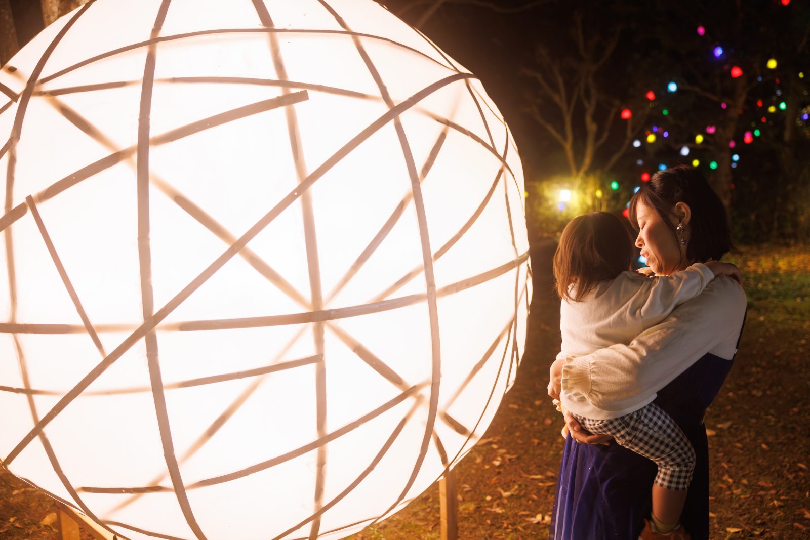 無料壁紙 日本庭園に展示された巨大な球体ライトアップ。PCとデスクトップ壁紙に最適な4K高画質の無料壁紙。三重県津市のそうぶんの月灯りで撮影したフリー写真素材