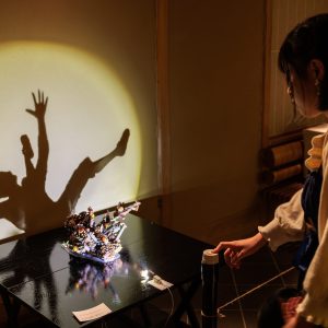 無料壁紙 影アートを楽しむ様子。PCとデスクトップ壁紙に最適な4K高画質の無料壁紙。三重県津市のそうぶんの月灯りで撮影したフリー写真素材