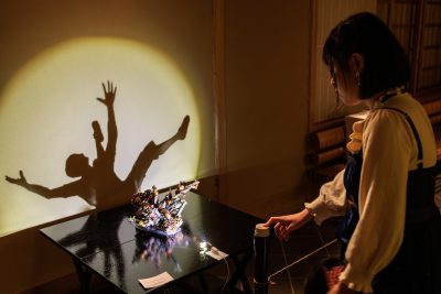 無料壁紙 影アートを楽しむ様子。PCとデスクトップ壁紙に最適な4K高画質の無料壁紙。三重県津市のそうぶんの月灯りで撮影したフリー写真素材