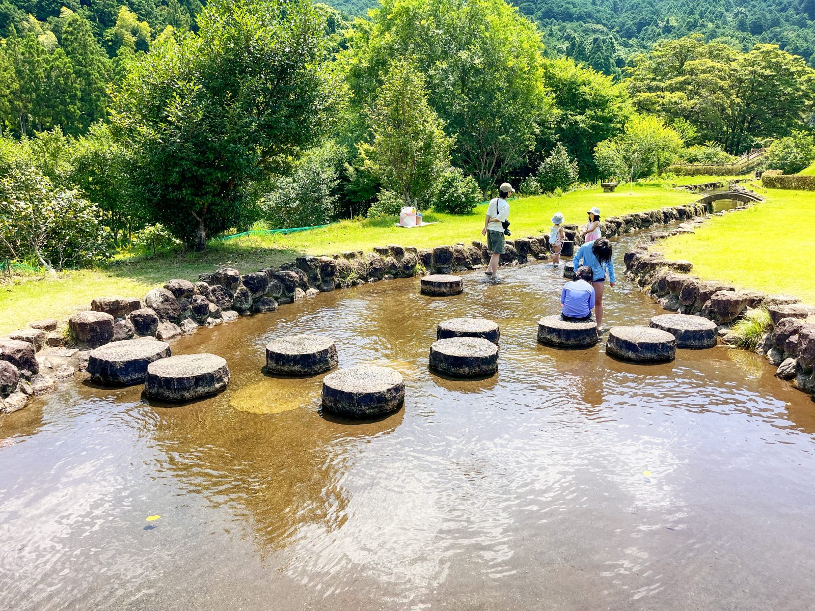 せせらぎ水路の水遊び場