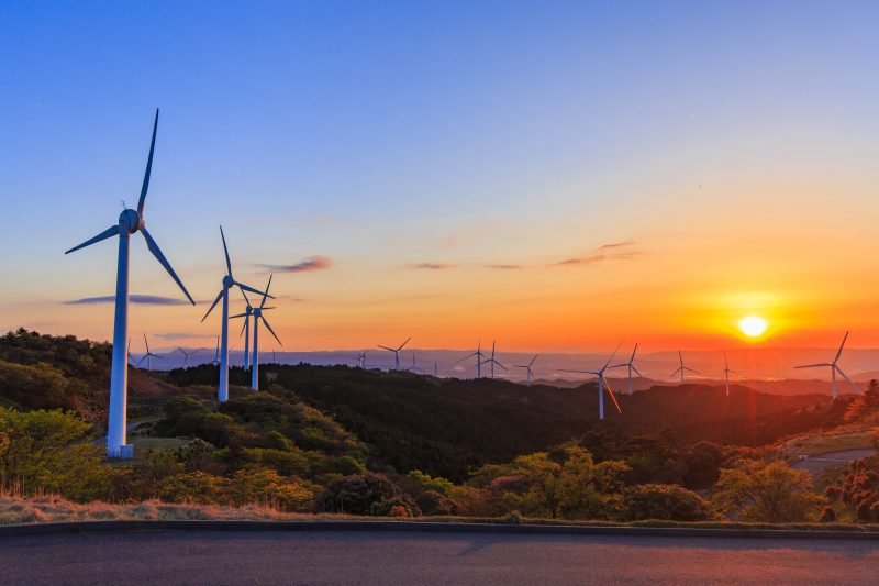青山高原の写真「沈みゆく太陽と風車」