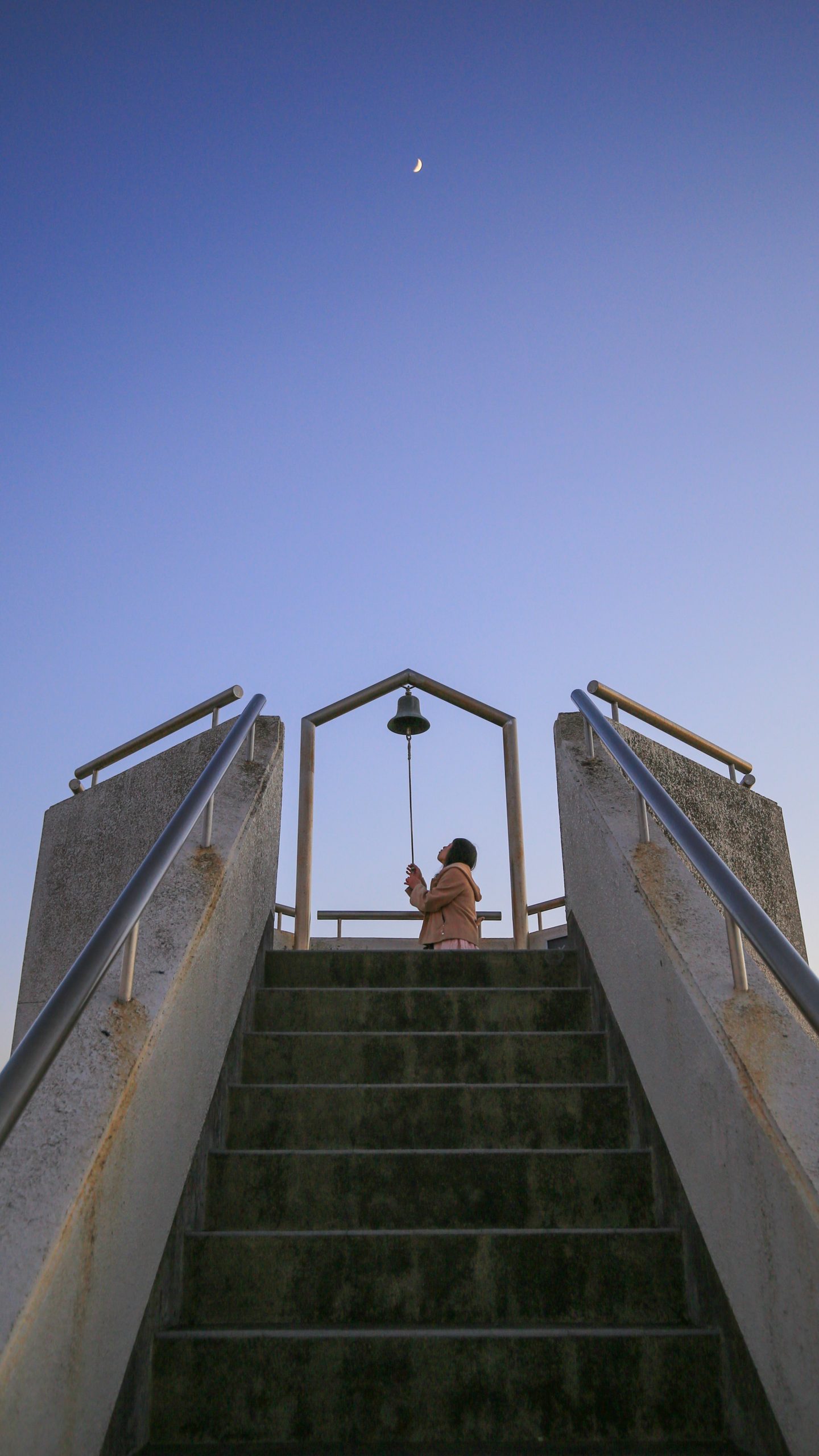 無料スマホ壁紙 三日月と鐘。AndroidとiPhoneに対応した4K高画質の無料待ち受け画像。三重県鳥羽市の菅崎園地（春雨展望台）で撮影したフリー写真素材