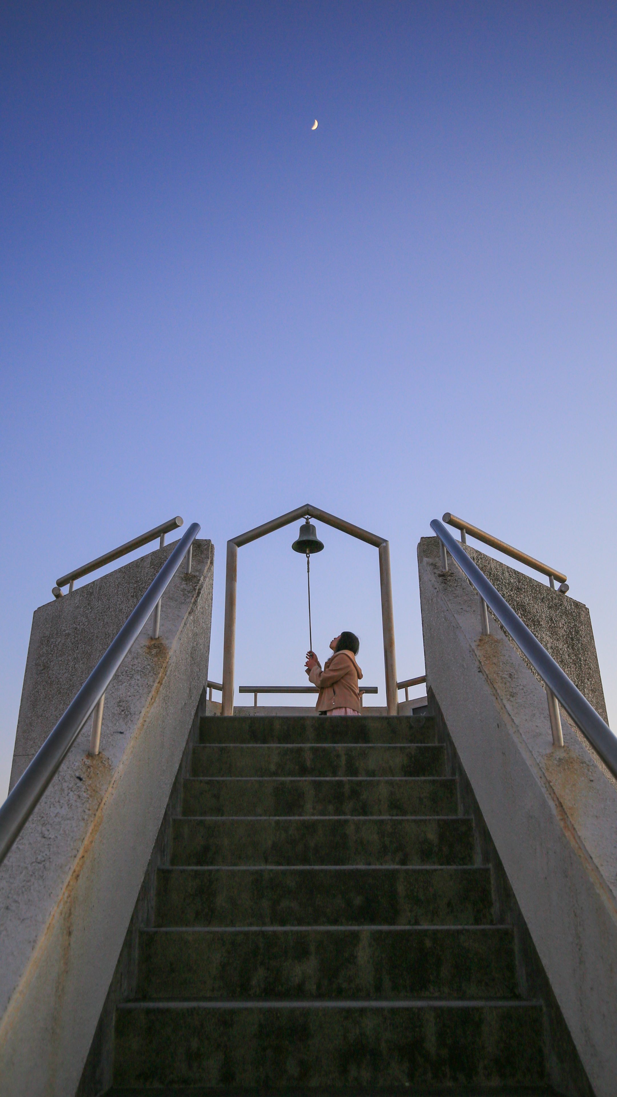 無料スマホ壁紙 三日月と鐘。AndroidとiPhoneに対応した4K高画質の無料待ち受け画像。三重県鳥羽市の菅崎園地（春雨展望台）で撮影したフリー写真素材