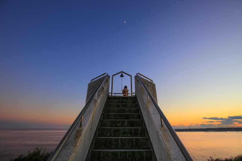 菅崎園地（春雨展望台）の写真「夕焼けの鐘と三日月」