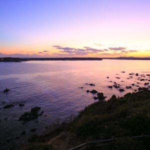 夕闇に染まる的矢湾