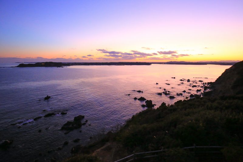 菅崎園地（春雨展望台）の写真「夕闇に染まる的矢湾」