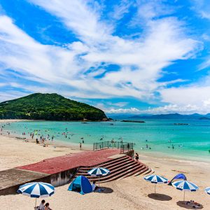 海水浴で賑わう白浜