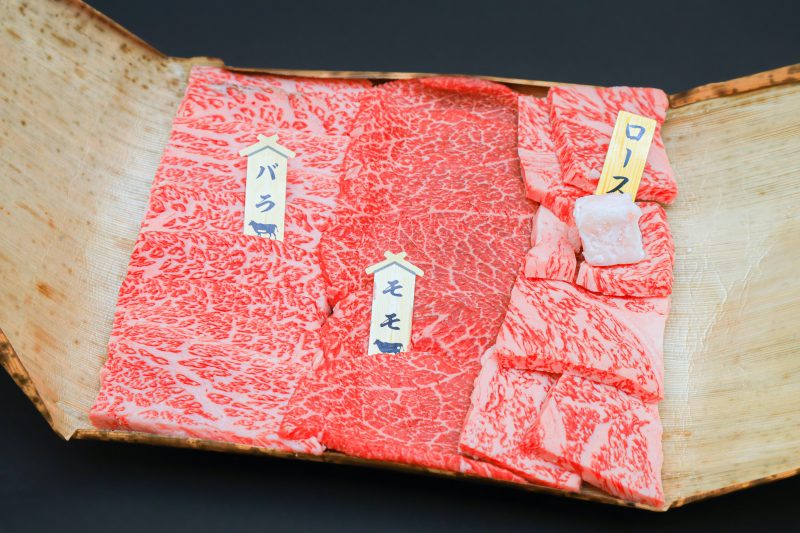 伊賀肉（伊賀牛）の写真「包み紙から開封された肉」