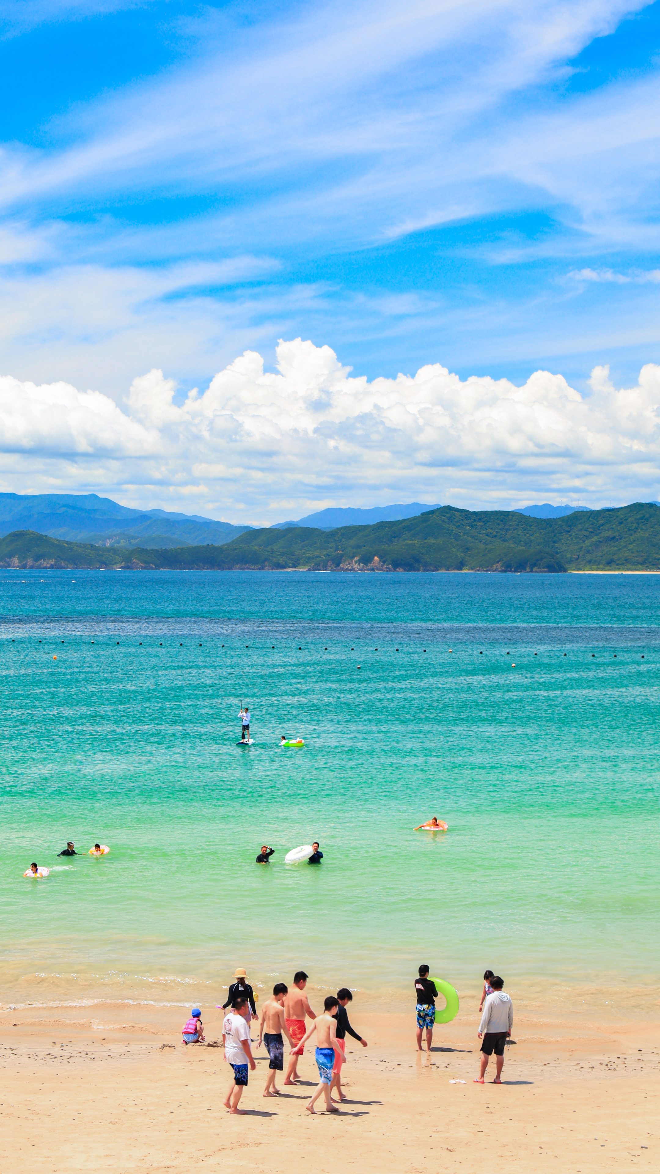 無料スマホ壁紙 夏休み。AndroidとiPhoneに対応した4K高画質の無料待ち受け画像。三重県志摩市の御座白浜海水浴場で撮影したフリー写真素材