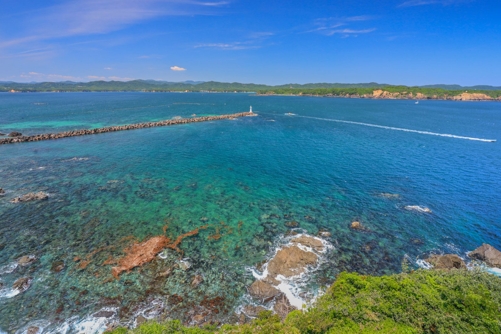 安乗埼灯台の写真「的矢湾の青い海」