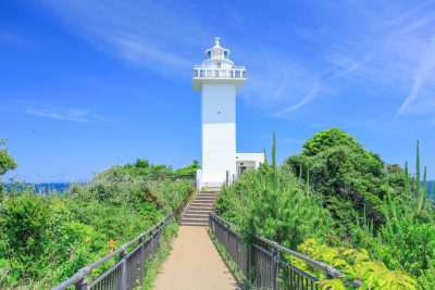 安乗埼灯台の写真「緑と青空に包まれて」