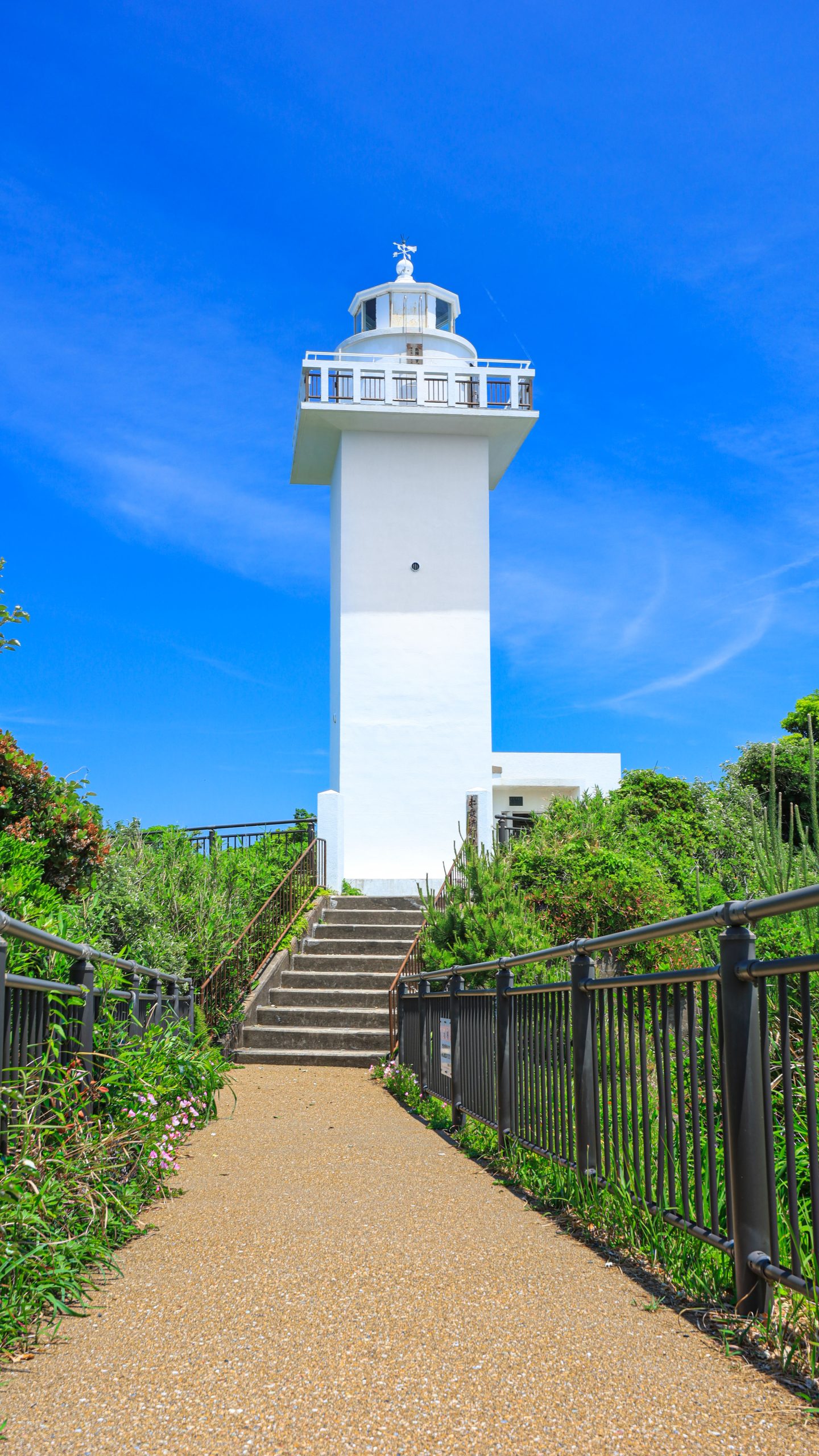 無料スマホ壁紙 四角い灯台。AndroidとiPhoneに対応した4K高画質の無料待ち受け画像。三重県志摩市の安乗埼灯台で撮影したフリー写真素材