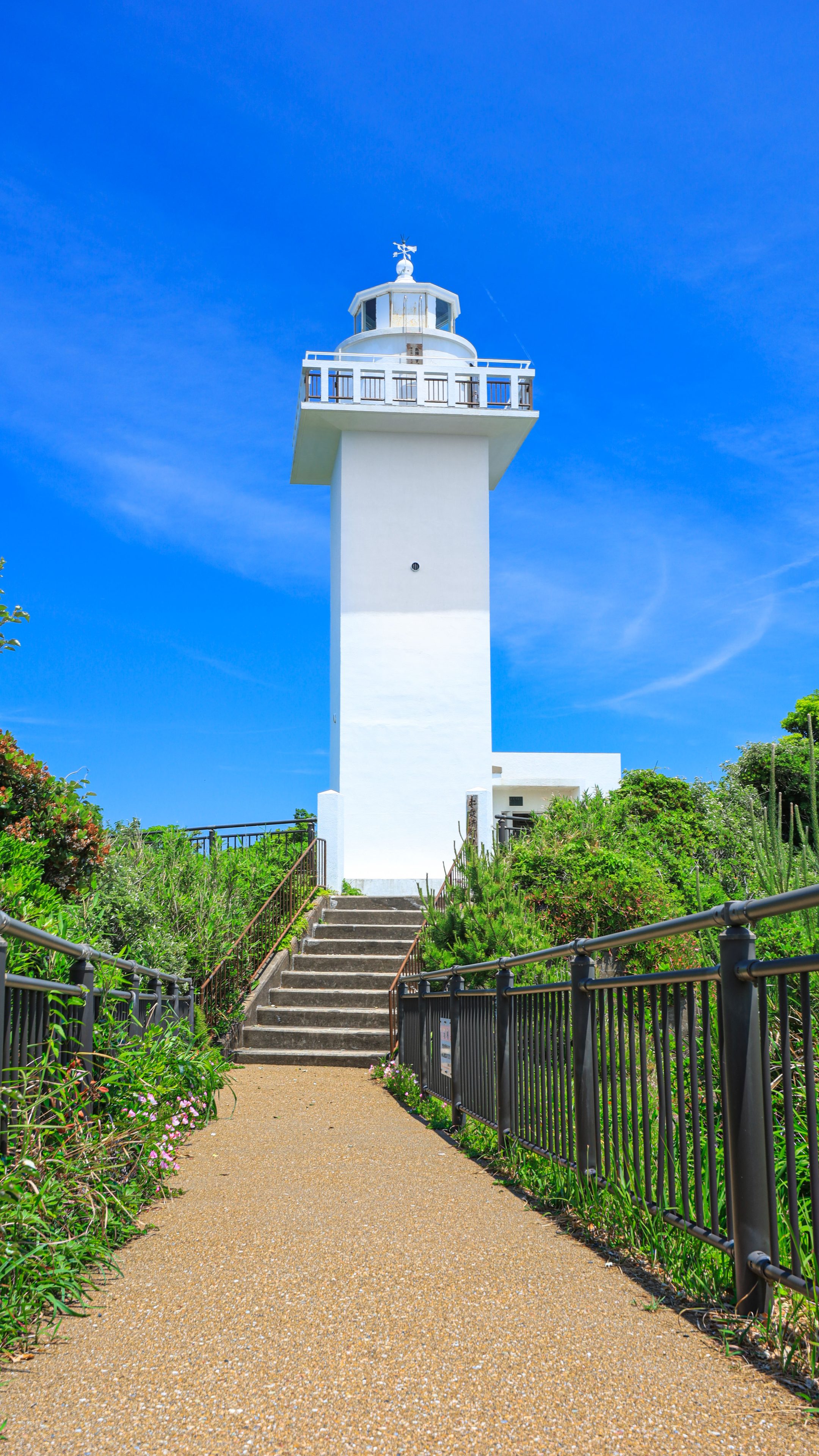 無料スマホ壁紙 四角い灯台。AndroidとiPhoneに対応した4K高画質の無料待ち受け画像。三重県志摩市の安乗埼灯台で撮影したフリー写真素材