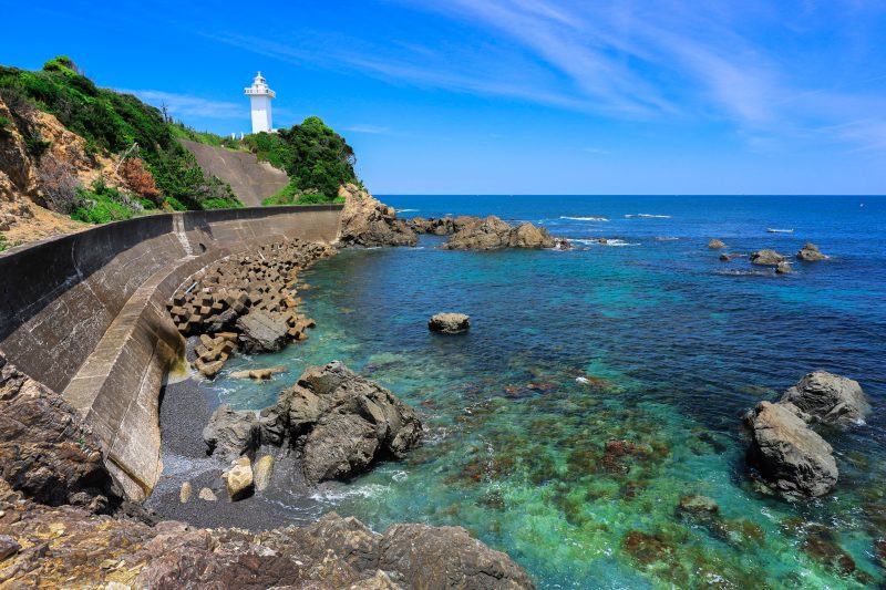 安乗埼灯台の写真「白亜の灯台と青い海」