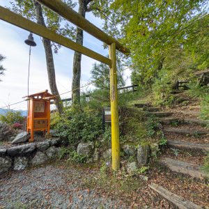 感謝の丘の写真「福の鐘と鳥居がある展望エリア」