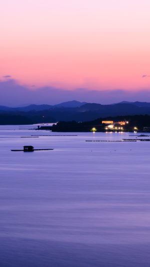 運気が上がる待ち受け マジックアワーの海。AndroidとiPhoneに対応した4K高画質の無料スマホ壁紙。三重県志摩市の西山慕情ヶ丘で撮影したフリー写真素材