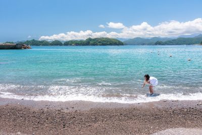黒浜海水浴場の写真「波打ち際で遊ぶ女性」