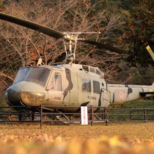 無料壁紙 公園に展示中のヘリコプター。PCとデスクトップ壁紙に最適な4K高画質の無料壁紙。三重県度会町の宮リバー度会パークで撮影したフリー写真素材