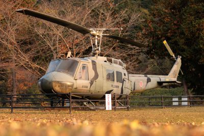 無料壁紙 公園に展示中のヘリコプター。PCとデスクトップ壁紙に最適な4K高画質の無料壁紙。三重県度会町の宮リバー度会パークで撮影したフリー写真素材