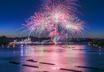 鳥羽みなとまつりの写真「明るい夜空とカラフルな花火」