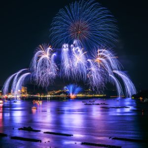 鳥羽みなとまつりの写真「青の花火に染まる鳥羽湾」