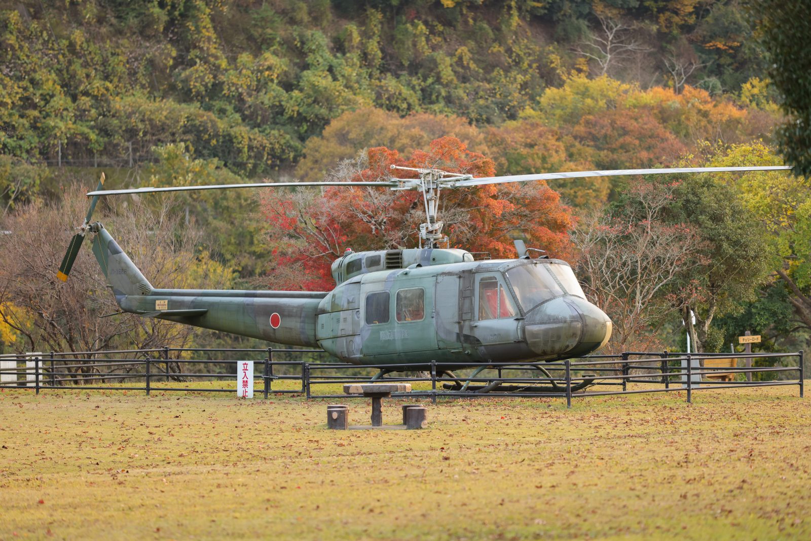 無料壁紙 紅葉が背景のヘリコプター。PCとデスクトップ壁紙に最適な4K高画質の無料壁紙。三重県度会町の宮リバー度会パークで撮影したフリー写真素材