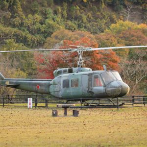 無料壁紙 紅葉が背景のヘリコプター。PCとデスクトップ壁紙に最適な4K高画質の無料壁紙。三重県度会町の宮リバー度会パークで撮影したフリー写真素材