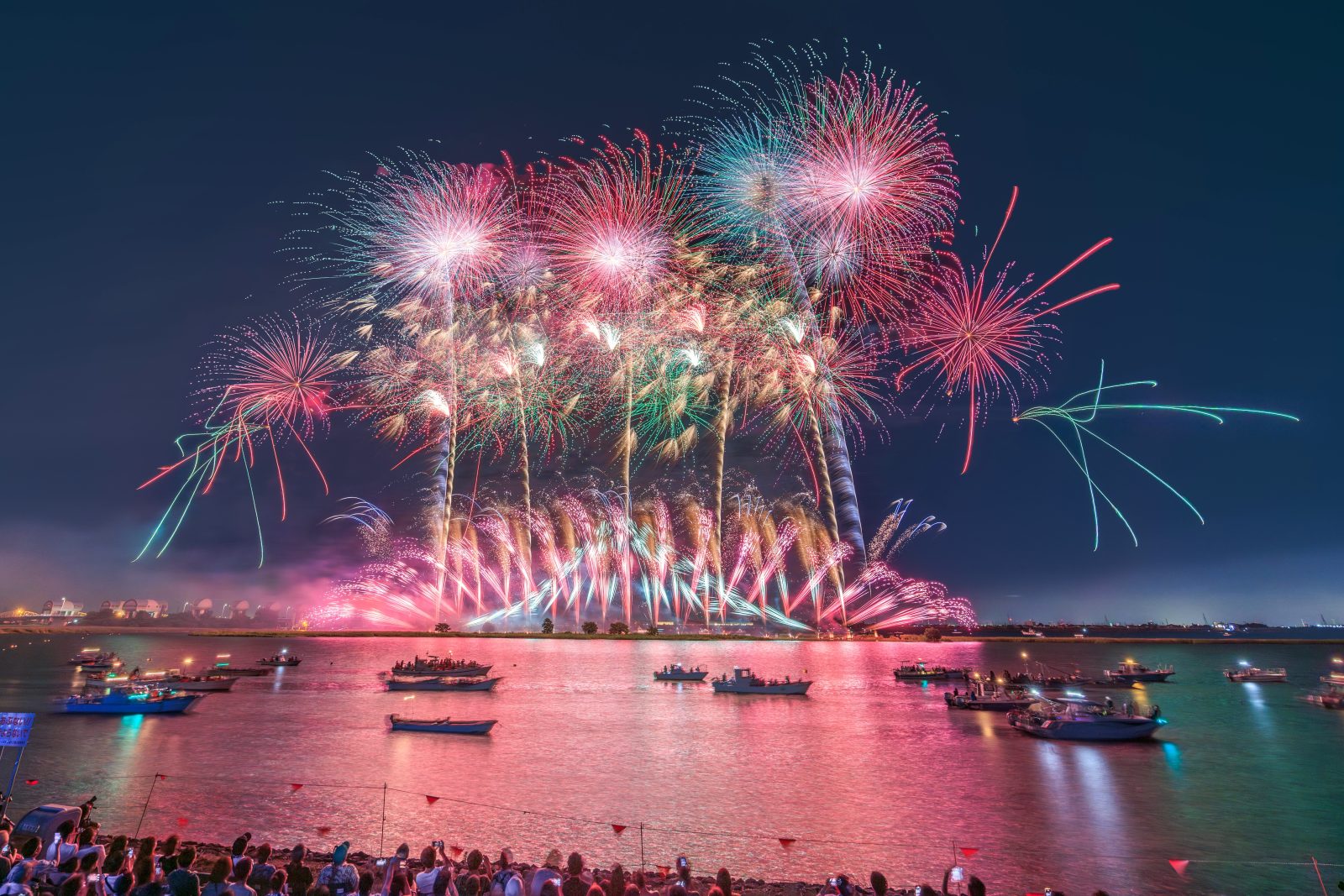 桑名水郷花火大会の写真「夜空に輝くピンクの連発花火」