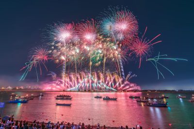 桑名水郷花火大会の写真「夜空に輝くピンクの連発花火」