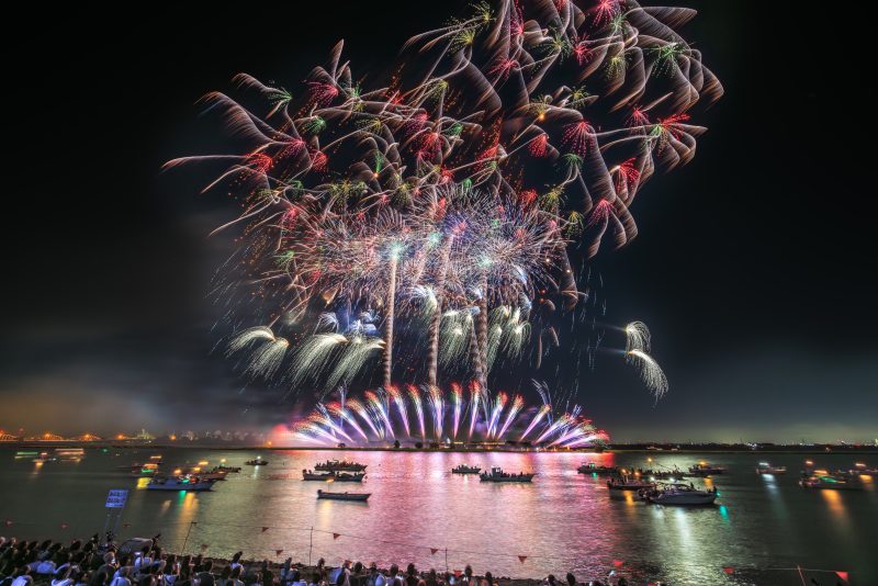 桑名水郷花火大会の写真「彩り豊かな連発花火」