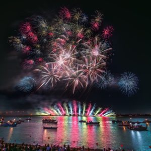 桑名水郷花火大会の写真「カラフルで可愛い連発花火」