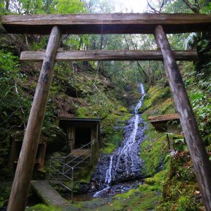 馬越不動滝と鳥居