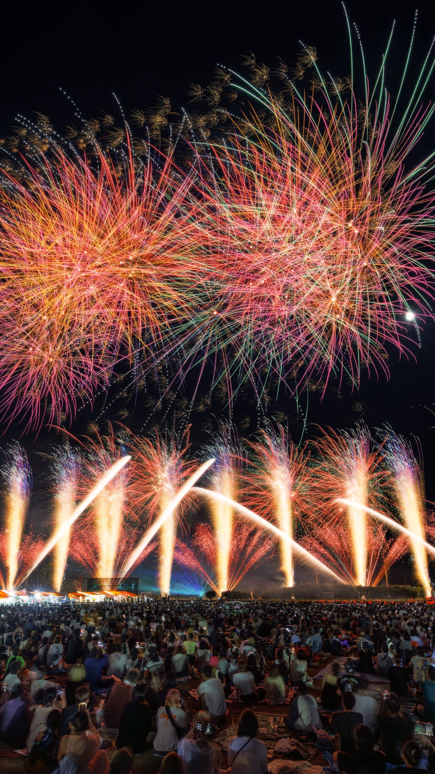 無料スマホ壁紙 シリーズ3_ハッピシャワー。AndroidとiPhoneに対応した4K高画質の無料待ち受け画像。三重県津市の久居花火大会で撮影したフリー写真素材