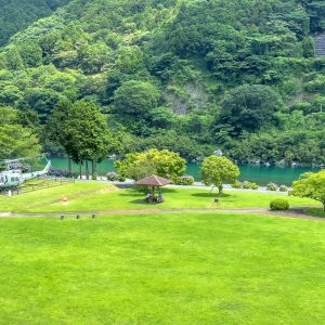 無料壁紙 ヘリコプター周辺の芝生広場。PCとデスクトップ壁紙に最適な4K高画質の無料壁紙。三重県度会町の宮リバー度会パークで撮影したフリー写真素材