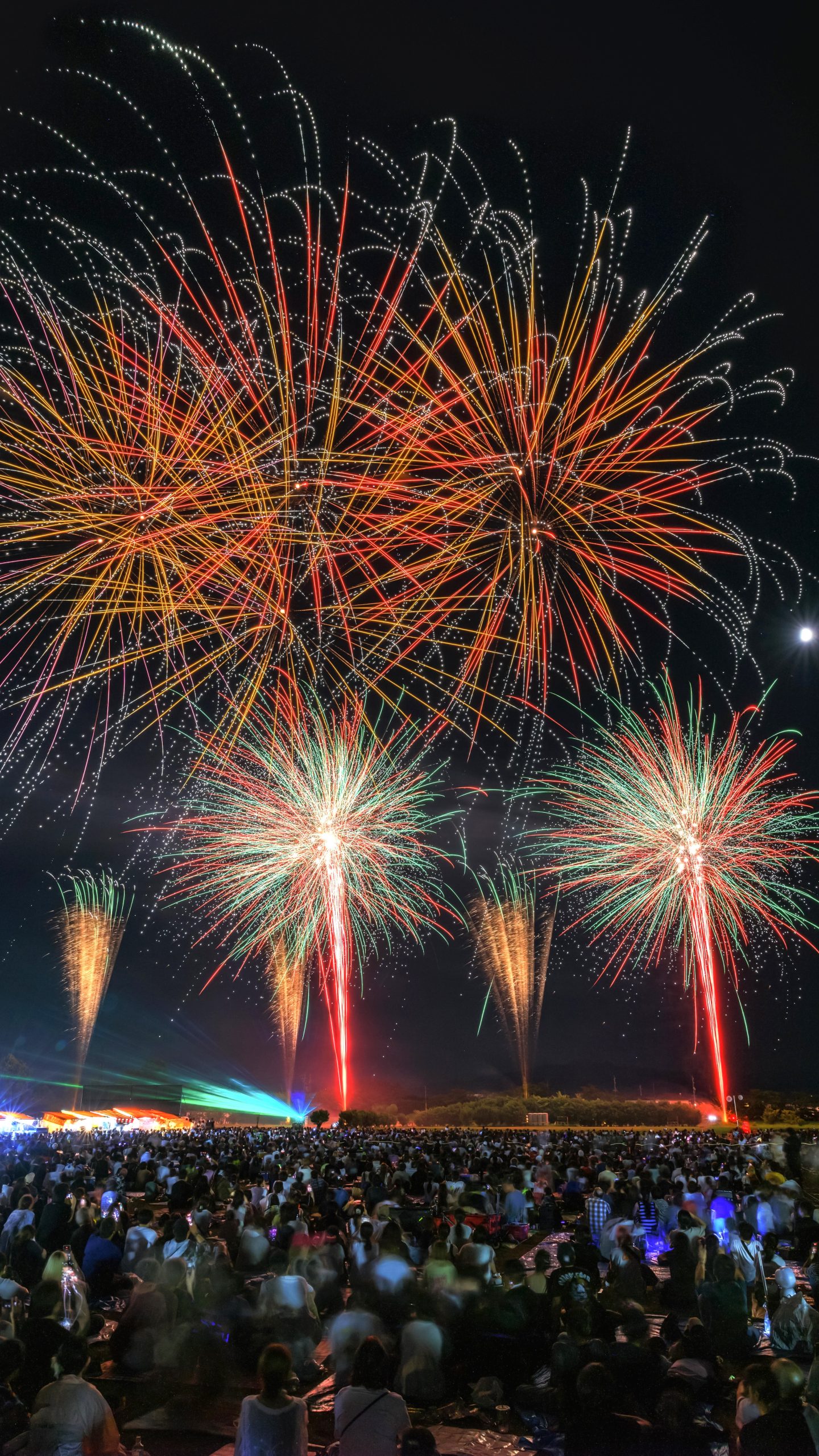 無料スマホ壁紙 シリーズ６_夜空に咲く花火。AndroidとiPhoneに対応した4K高画質の無料待ち受け画像。三重県津市の久居花火大会で撮影したフリー写真素材