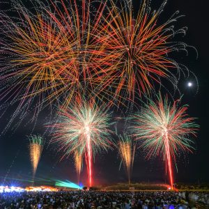 無料スマホ壁紙 シリーズ６_夜空に咲く花火。AndroidとiPhoneに対応した4K高画質の無料待ち受け画像。三重県津市の久居花火大会で撮影したフリー写真素材