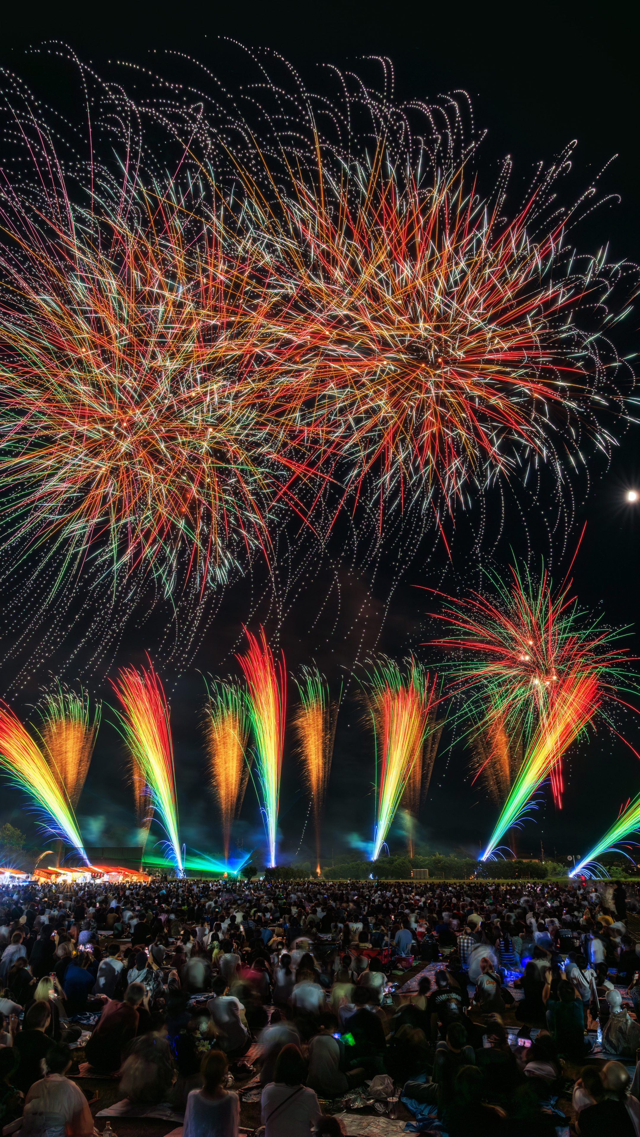 無料スマホ壁紙 シリーズ6_夏の花みたいな花火。AndroidとiPhoneに対応した4K高画質の無料待ち受け画像。三重県津市の久居花火大会で撮影したフリー写真素材