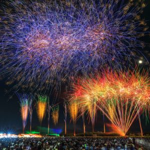 無料スマホ壁紙 シリーズ6_青とオレンジの花火。AndroidとiPhoneに対応した4K高画質の無料待ち受け画像。三重県津市の久居花火大会で撮影したフリー写真素材
