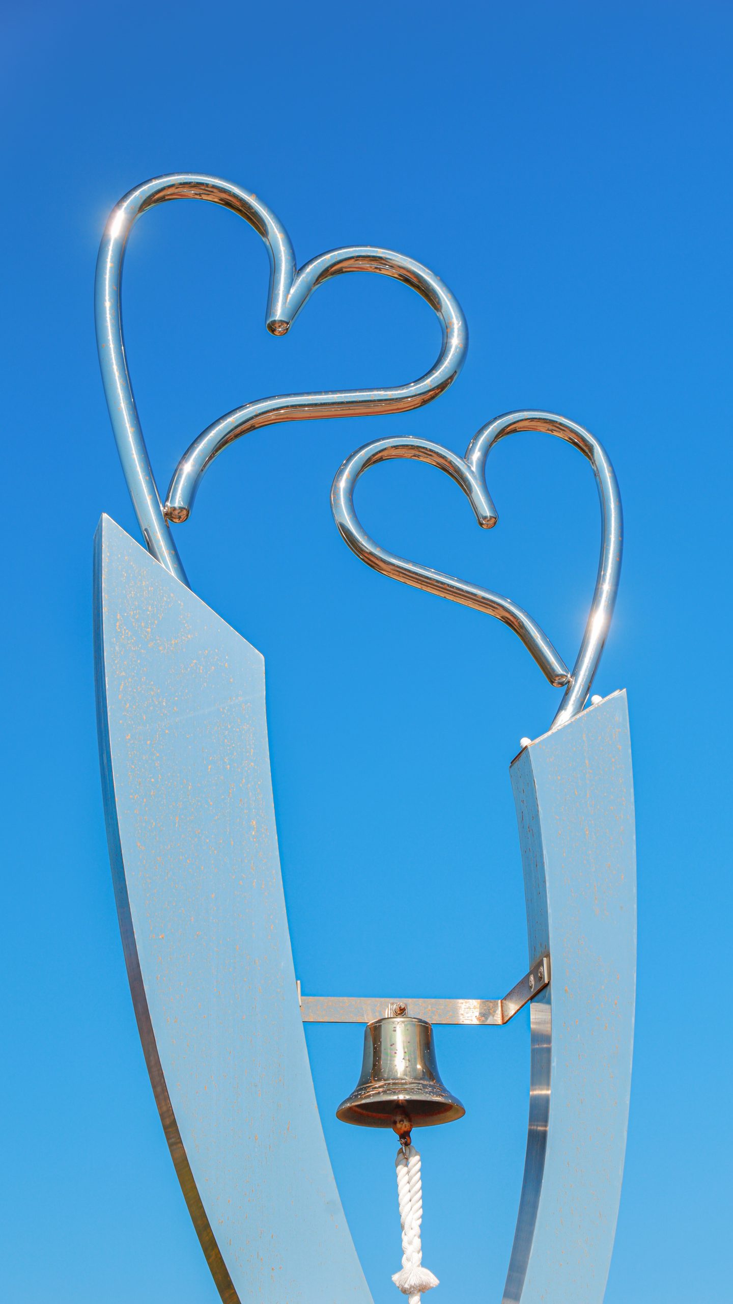 無料スマホ壁紙 ハートの鐘。AndroidとiPhoneに対応した4K高画質の無料待ち受け画像。三重県南伊勢町の鵜倉園地で撮影したフリー写真素材