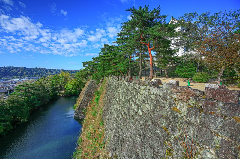 伊賀上野城の写真「高石垣と町を眺める」