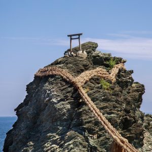 夫婦岩の小さな鳥居