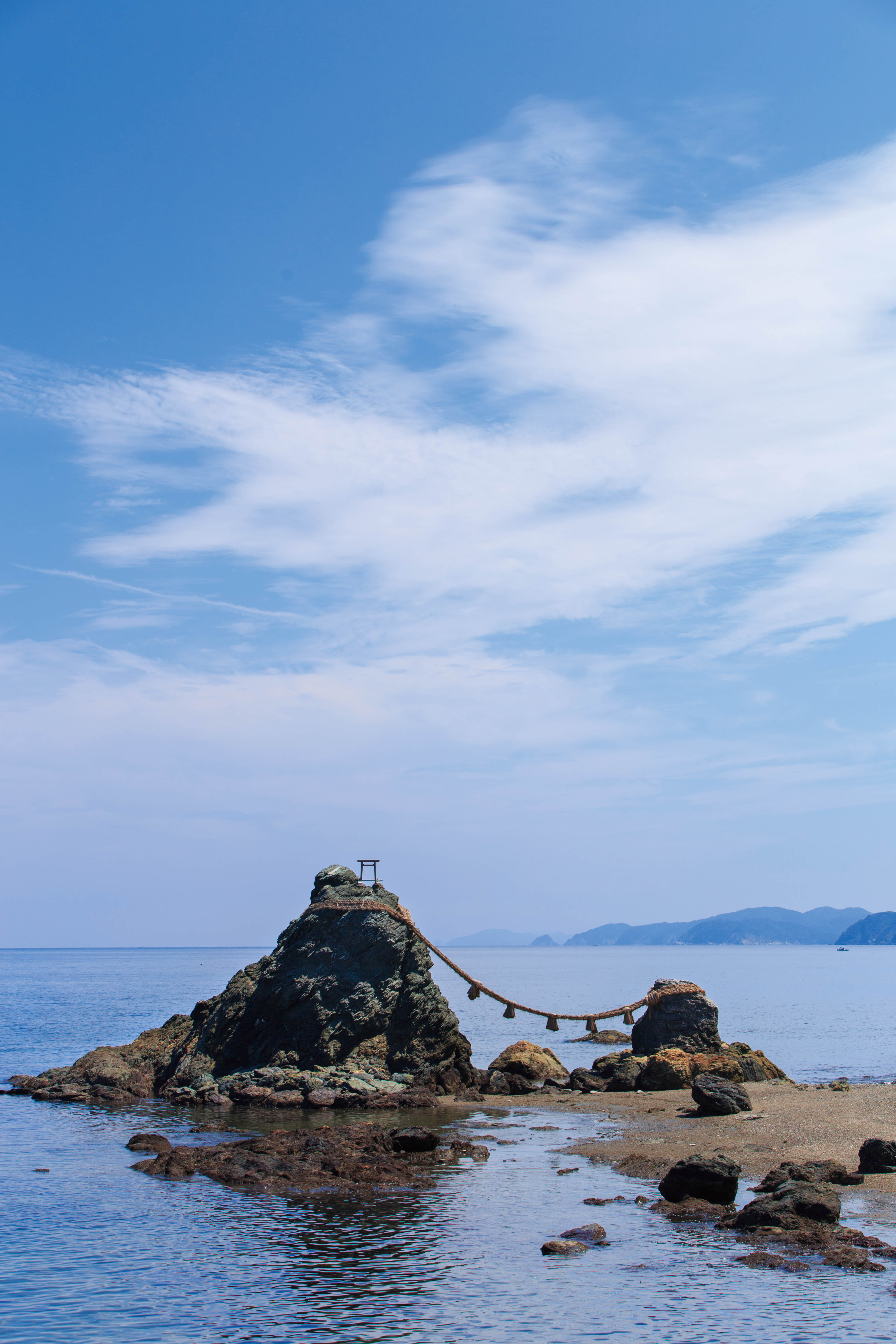 日本画 老夫婦の海辺の風景 手結の夫婦岩】奇跡の奇岩！海のパワースポット | レペゼン高知